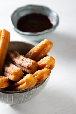 Geleneksel Meksika tatlı churro çikolata sos ile. Beyaz arka plan