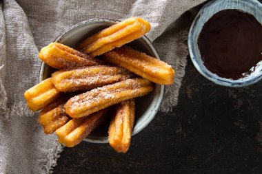 Geleneksel Meksika tatlı churro çikolata sos ile. Koyu arka plan