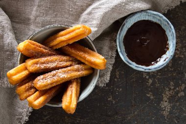 Geleneksel Meksika tatlı churro çikolata sos ile. Koyu arka plan