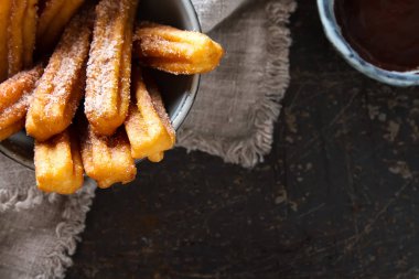 Geleneksel Meksika tatlı churro çikolata sos ile. Koyu arka plan