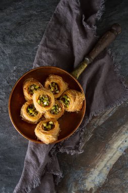 Antep fıstığı ile geleneksel Arapça tatlı baklava. Koyu arka plan