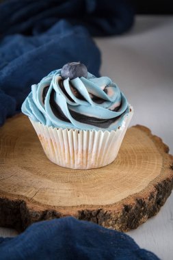 Mini tatlı. Mavi krema ile Capercake. Açık renkli