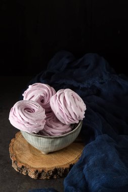 Pembe şekerleme, tatlı, hassas tatlı. Koyu arka plan