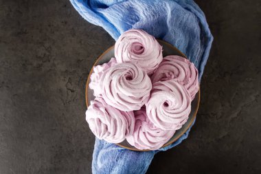 Pembe şekerleme, tatlı, hassas tatlı. Koyu arka plan