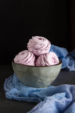 Pembe şekerleme, tatlı, hassas tatlı. Koyu arka plan