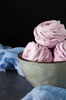 Pembe şekerleme, tatlı, hassas tatlı. Koyu arka plan