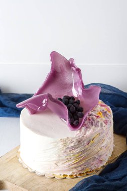 Doğum günü pastası pembe karamel ile. Beyaz arka plan