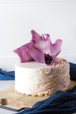 Doğum günü pastası pembe karamel ile. Beyaz arka plan