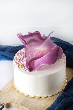 Doğum günü pastası pembe karamel ile. Beyaz arka plan