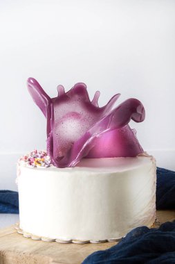 Doğum günü pastası pembe karamel ile. Beyaz arka plan