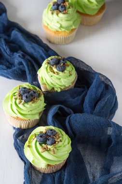 Doğum günü cupcake yeşil krema ile. Beyaz arka plan