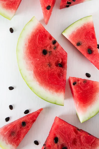 Beyaz bir arka plan üzerinde taze karpuz. Metin için yer