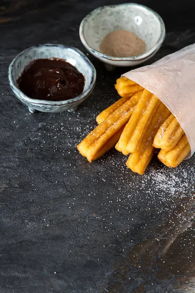 Churros Tradicionales Postre Mexicano Con Salsa Chocolate Fondo Oscuro — Foto de Stock