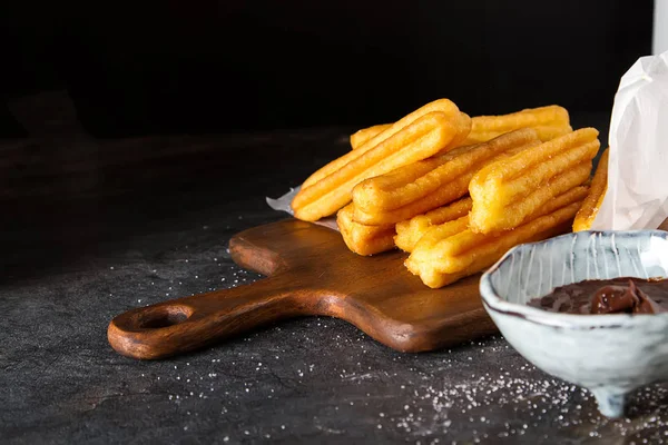 Churros Tradicionales Postre Mexicano Con Salsa Chocolate Fondo Oscuro — Foto de Stock