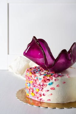 Doğum günü pastası ile karamel. Beyaz arka plan