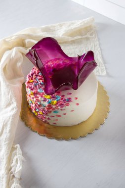 Doğum günü pastası ile karamel. Beyaz arka plan