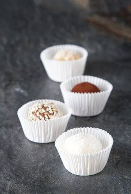 Ham tatlılar, lezzetli ve sağlıklı gıda vegans için. Koyu arka plan