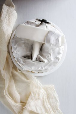 Çiçekli bir tatil için bir pasta. Açık renkli