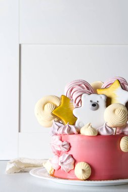 Merengue ile tatil için kek. Açık renkli