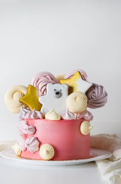 Merengue ile tatil için kek. Açık renkli