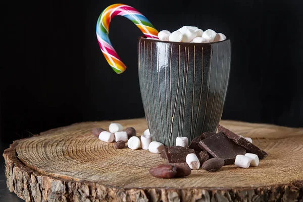 Cacao Met Marshmallow Karamel Nieuwjaar Donkere Achtergrond — Stockfoto