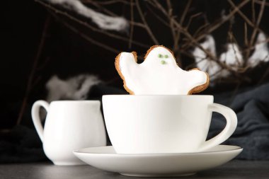 Tatlı Cadılar Bayramı. Hayaletler, yaprakları ve kabaklar şeklinde kurabiye ile sıcak kakao. Koyu arka plan. Metin için yer