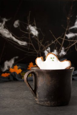Tatlı Cadılar Bayramı. Hayaletler, yaprakları ve kabaklar şeklinde kurabiye ile sıcak kakao. Koyu arka plan. Metin için yer