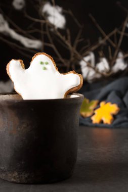 Tatlı Cadılar Bayramı. Hayaletler, yaprakları ve kabaklar şeklinde kurabiye ile sıcak kakao. Koyu arka plan. Metin için yer