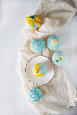 Cupcakes düğün için. Tatil severler. Beyaz arka plan