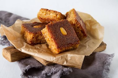 Geleneksel Arapça tatlı, kurabiye fındık ile. Beyaz arka plan