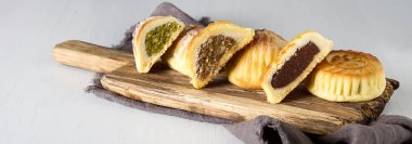 Geleneksel Arapça tatlı, kurabiye fındık ile. Beyaz arka plan.