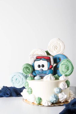 Doğum günü pastası, eğlenceli bir tatil için bir çocuk. Beyaz arka plan