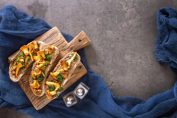 Bruschetta Italiana Con Cantarelas Champiñones Fondo Madera Oscura — Foto de Stock