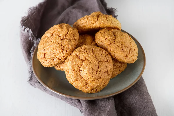 Postre Árabe Tradicional Galletas Con Nueces Fondo Blanco — Foto de Stock