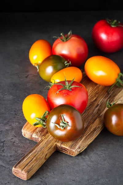 Mengen Van Rode Gele Groene Tomaten Italiaanse Keuken Donkere Achtergrond — Stockfoto