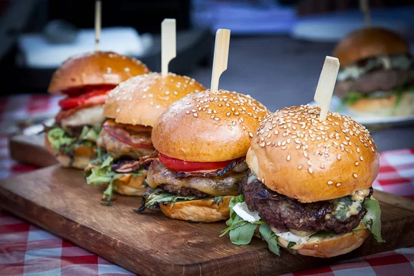 Hamburger Festival Vakantie Maaltijd Veel Vlees Brood Rechtenvrije Stockfoto's