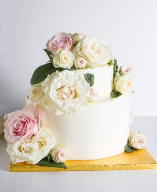 Doğum günü pastası, eğlenceli bir tatil için bir çocuk. Beyaz arka plan