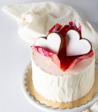 Doğum günü pastası, eğlenceli bir tatil için bir çocuk. Beyaz arka plan