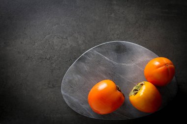 gri taş zemin üzerine taze hurma