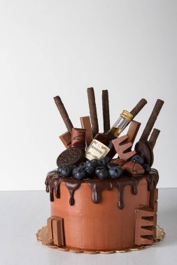 bir adam bir kek. Tatlı tatil. Lezzetli tatlı