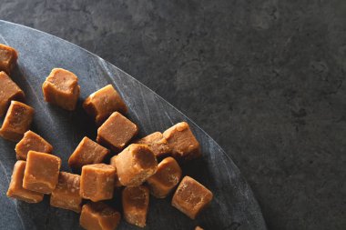 Tuzlu karamel parçaları ve deniz tuzu. Altın karamelalı şekerleri karamela.