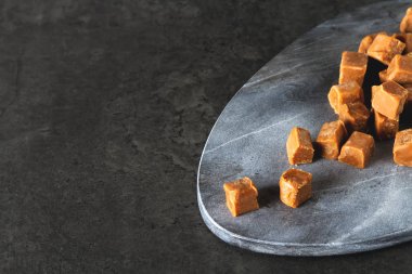 Tuzlu karamel parçaları ve deniz tuzu. Altın karamelalı şekerleri karamela.