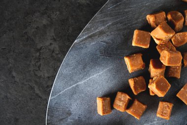 Tuzlu karamel parçaları ve deniz tuzu. Altın karamelalı şekerleri karamela.