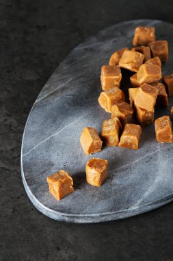 Tuzlu karamel parçaları ve deniz tuzu. Altın karamelalı şekerleri karamela.