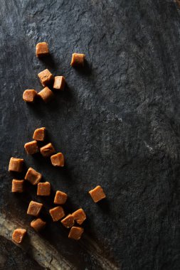 Tuzlu karamel parçaları ve deniz tuzu. Altın karamelalı şekerleri karamela.