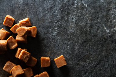 Tuzlu karamel parçaları ve deniz tuzu. Altın karamelalı şekerleri karamela.