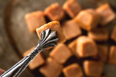 Tuzlu karamel parçaları ve deniz tuzu. Altın karamelalı şekerleri karamela.