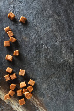 Tuzlu karamel parçaları ve deniz tuzu. Altın karamelalı şekerleri karamela.