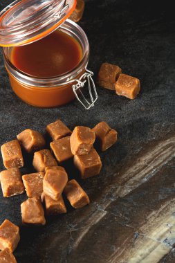 Tuzlu karamel parçaları ve deniz tuzu. Altın karamelalı şekerleri karamela.
