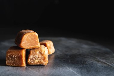 Tuzlu karamel parçaları ve deniz tuzu. Altın karamelalı şekerleri karamela.